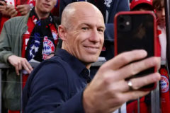 罗本成为板式网球运动员 与同胞范佩西联手