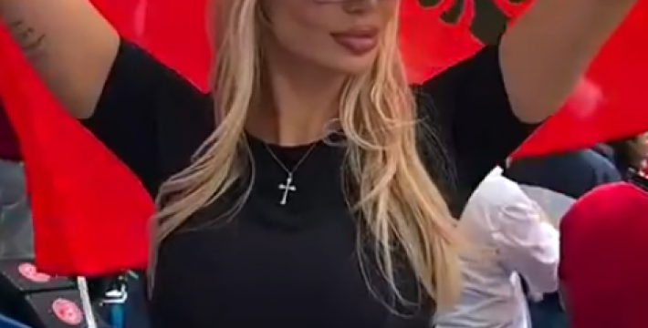 这位女球迷严重影响了大伙看球