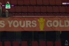 祖上阔过！阿森纳拉横幅致利物浦：你们的奖杯是金杯吗