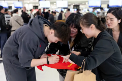 中国女篮回国 在机场受到热烈欢迎