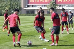 亚泰球员飞抵成都 力争客场抢分