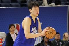 杨瀚森试训球衣拍出8225美元 新秀当中仅次于弗拉格
