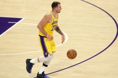 东契奇本赛季开局前3场都砍下40+ 成历史第二人