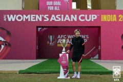 韩国女足池笑然亚洲杯决赛摸奖杯犯了大忌 卡卡也曾“手残”