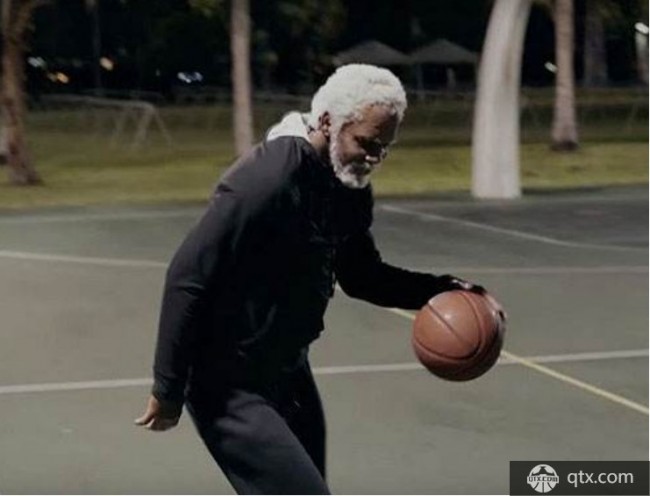 凯里欧文假扮老爷爷打篮球 