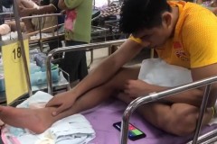 张玉宁因伤离场后病床上看国奥对韩国国奥比赛直播
