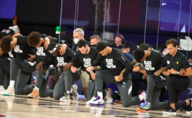 NBA球员集体下跪抗议 