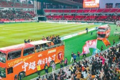 夺冠后铁人将士花车巡游答谢球迷支持 提前冲超成功