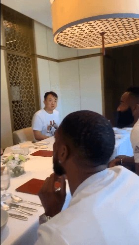 姚明哈登共进午餐 两代火箭人聚首北京