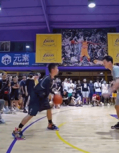 张家城运球突破