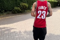 安东尼晒照身穿NBA巨星詹姆斯球衣 球员今夏或离开曼联