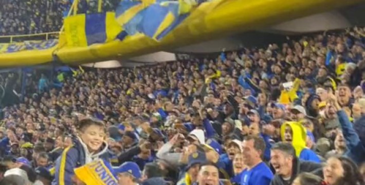 感受一下瑞典足球观众区的球迷氛围