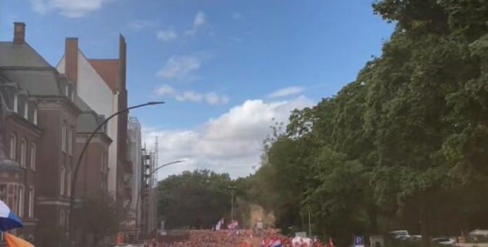 荷兰与波兰大战在即！荷兰球迷已经攻占汉堡的街道了