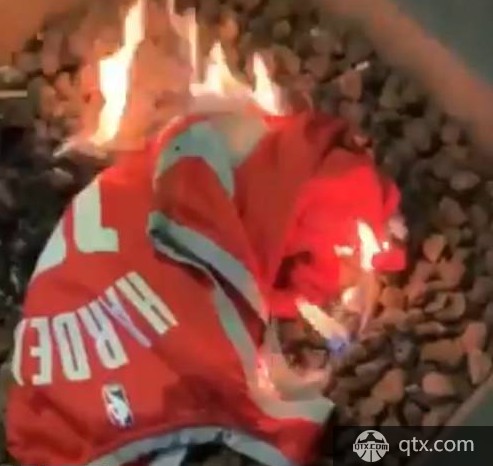 火箭球迷烧球衣