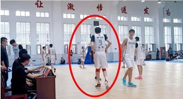 周琦友谊赛消极遭批评