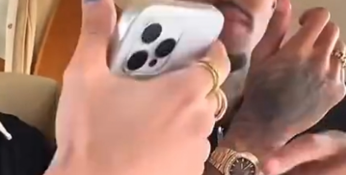 这表情有点心虚啊，米利唐女友检查他的手机
