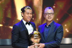 父亲为张玉宁颁发金球奖 希望儿子能为国足征战世界杯