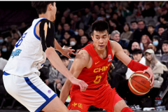 中国男篮郭艾伦半场命中率100% 下半场独砍11分4篮板3助攻