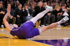 湖人官宣里夫斯左小腿腓肠肌二级拉伤 约四周后再复查