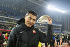 青岛西海岸为邵佳一举行送别仪式 邵佳一接手国足