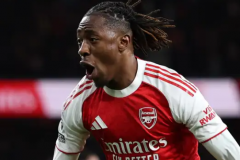 英超解释埃泽进球有效 判罚再度引发争议