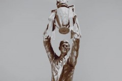阿森纳公布温格雕像造型 手举不败赛季奖杯