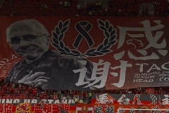 海港主场球迷纪念埃里克森 赛前打出巨大TIFO