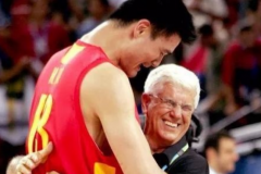 前中国男篮主帅哈里斯穿上名人堂西服 04年曾带队进奥运八强