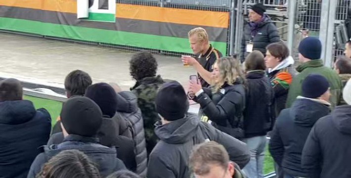威尼斯重返意甲 波赫扬帕洛喝着啤酒在场边和球迷合影