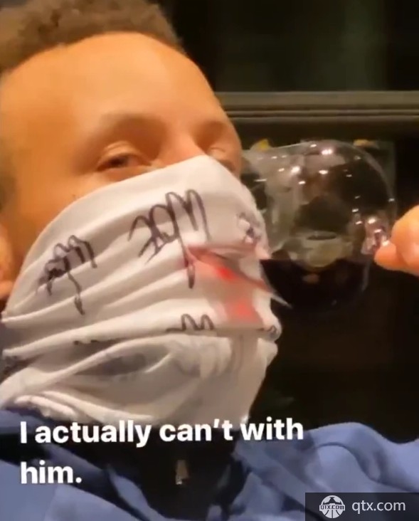 库里隔着围巾喝红酒