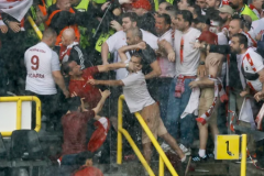 土耳其和格鲁吉亚球迷在球场发生斗殴 多特蒙德球场下起暴雨