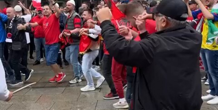 意大利球迷和阿尔巴尼亚人一起跳传统舞蹈