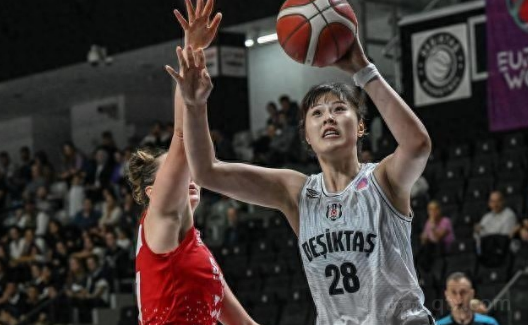 中国女篮球员李月汝迎来在贝西塔克斯首秀