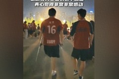 蓉城门将邀残疾球迷观战 获赠礼物