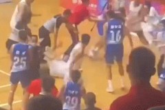 湖南运动会篮球赛现场两队互殴 特警到场维持秩序