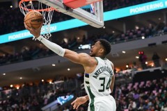 字母哥生涯第二次完成压哨绝杀 赛季场均34分