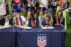 美国足协与男女足达成同工同酬 三方今日签署协议开创历史