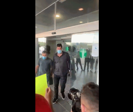 梅西父亲抵达巴塞罗那