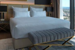 C罗国家队的床5000欧元起拍 穿越时空“同床”