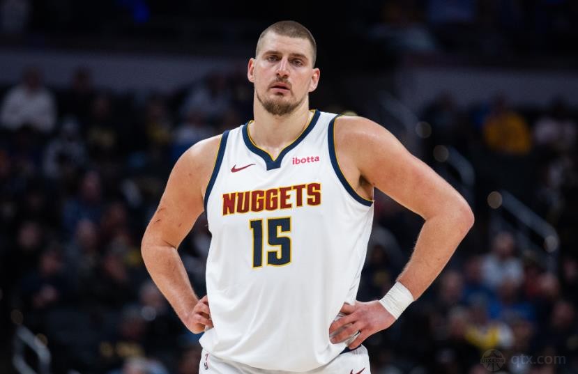 约基奇模仿勒布朗压哨传球