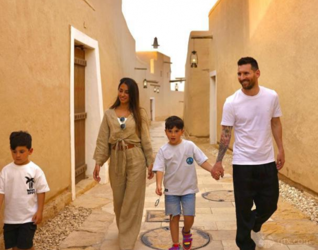 梅西与家人在沙特旅行
