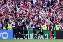 世界杯冠亚军同一天出局 克罗地亚用拼搏赢得法国没有的礼赞