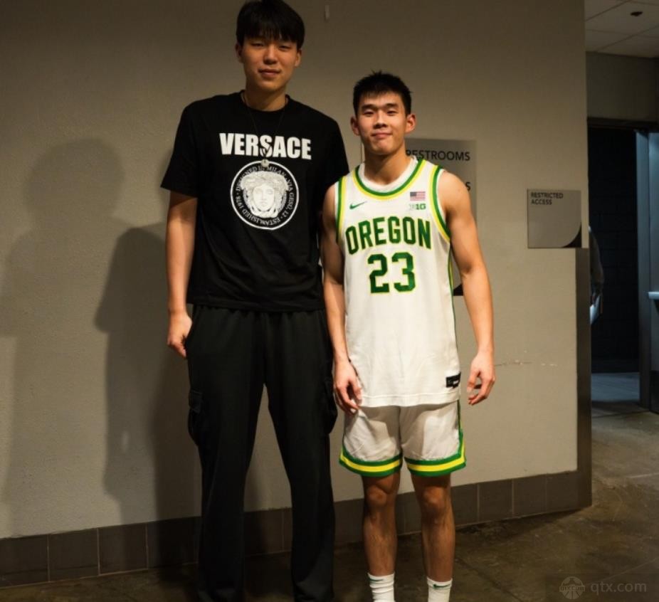 杨瀚森场边观战林葳