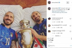 果然好兄弟 博努奇與基耶利尼一起抱著歐洲杯冠軍獎杯睡覺