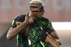 奥斯梅恩与卢克曼争执 并主动要求被换下