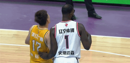 孙铭徽面对史蒂芬森防守直接假摔