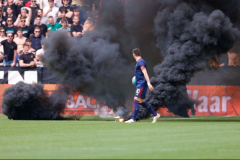 因球迷投掷烟雾弹抗议 格罗宁根vs阿贾克斯比赛被迫取消