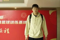 杨瀚森国家队首秀13分 中国男篮未来的内线核心