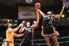 nba常规赛湖人127-120力克国王 里夫斯51分德罗赞21分6板