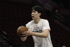 杨瀚森连续2场被雪藏 代理主帅建议保持耐心